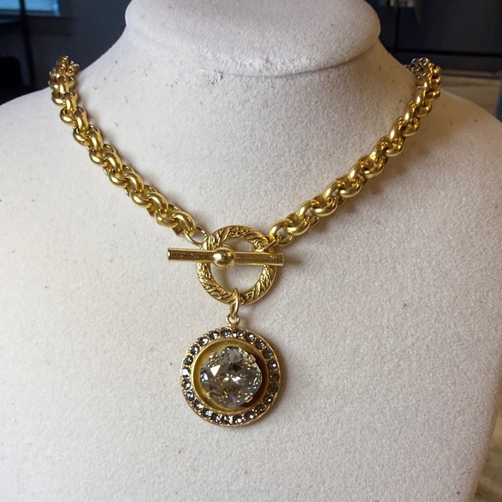 Luxurious Gold Necklace with Sparkling Pendant